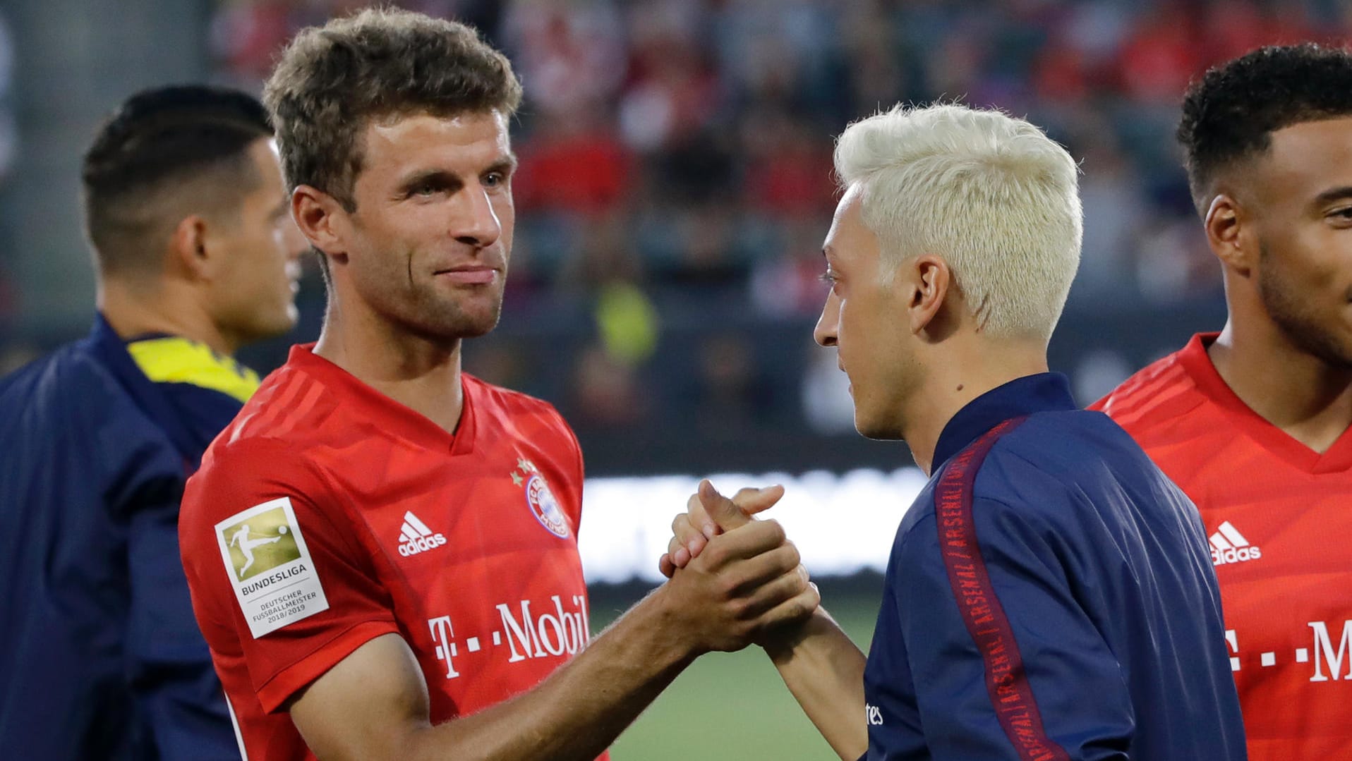 Thomas Müller (l.) begrüßt seinen ehemaligen Nationalmannschaftskollegen Mesut Özil.