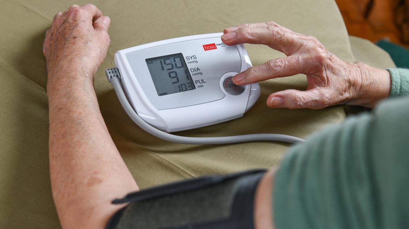 Seniorin misst ihren Blutdruck: In Europa gelten Werte über 140/90 als erhöht.