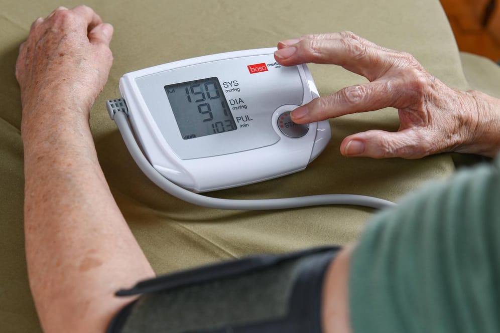 Seniorin misst ihren Blutdruck: In Europa gelten Werte über 140/90 als erhöht.