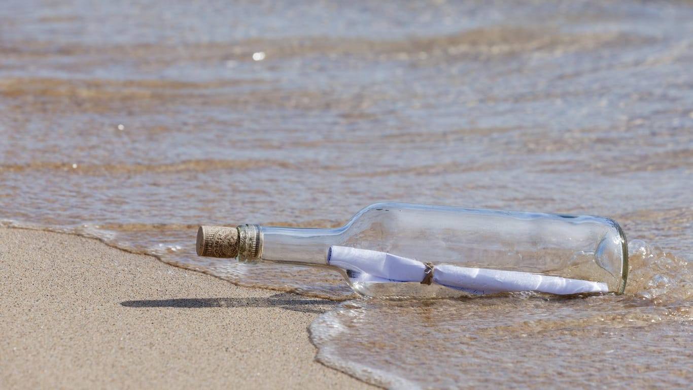 Flaschenpost am Strand: Nach 50 Jahre langer Reise erreichte die Botschaft eines damals 13-Jährigen jetzt die australische Küste. (Symbolbild)