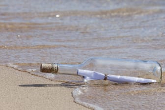 Flaschenpost am Strand: Nach 50 Jahre langer Reise erreichte die Botschaft eines damals 13-Jährigen jetzt die australische Küste. (Symbolbild)