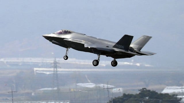 Die USA machen Ernst und werfen die Türkei wegen des Kaufs eines russischen Raketenabwehrsystems aus dem F-35- Kampfjet-Programm. Die USA machen Ernst und werfen die Türkei wegen des Kaufs eines russischen Raketenabwehrsystems aus dem F-35- Kampfjet-Programm.