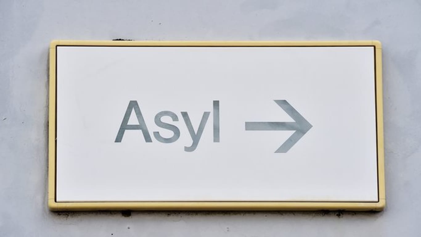 Ein Schild mit der Aufschrift "Asyl".
