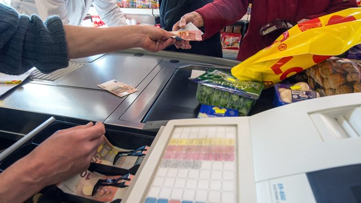Viele Supermärkte bieten einen Cashback-Service an.