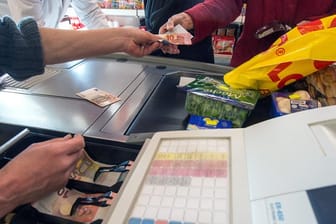 Viele Supermärkte bieten einen Cashback-Service an.