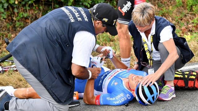 Der Niederländer Niki Terpstra wird nach einem Sturz behandelt.