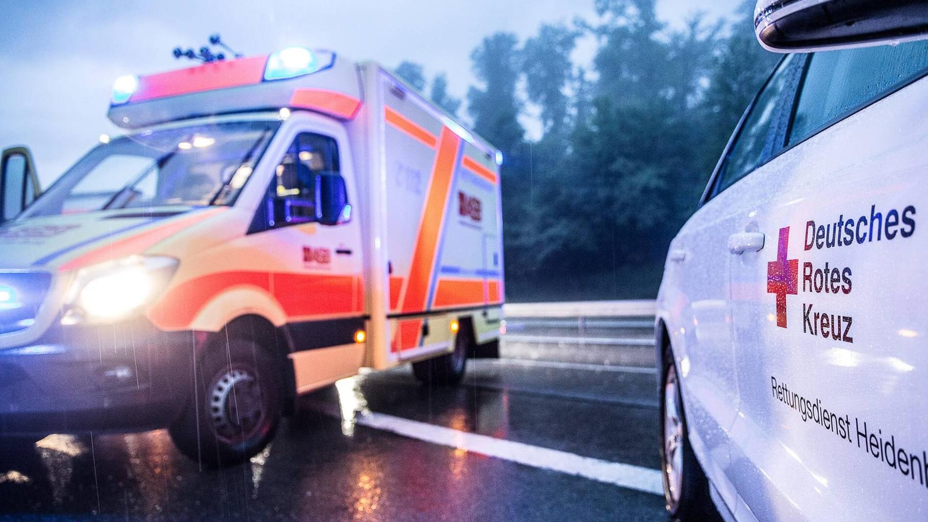 Rettungsdienst im Einsatz: Ein Mann starb bei der Kollision mit einem Pkw. (Symbolbild) Rettungsdienst im Einsatz: Ein Mann starb bei der Kollision mit einem Pkw. (Symbolbild)