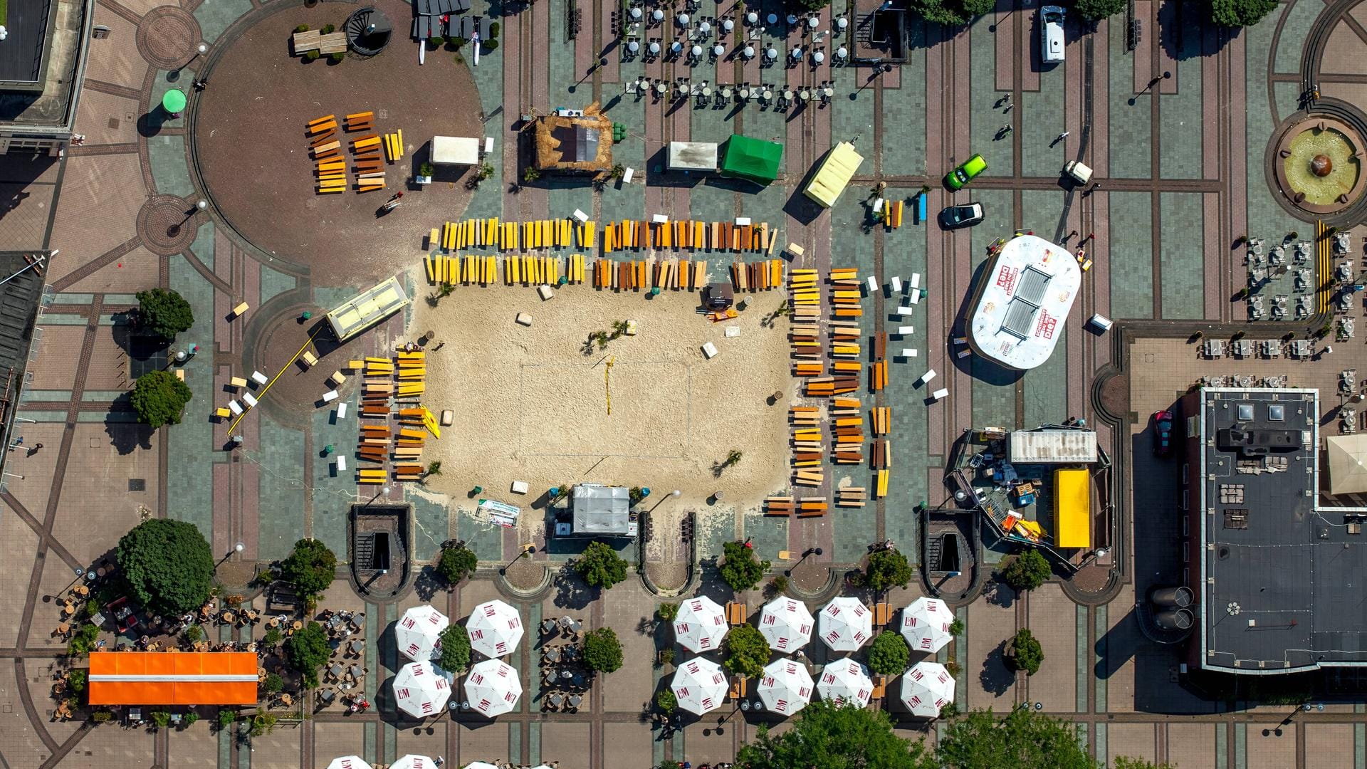 "Essen karibisch" auf dem Kennedyplatz: Der zentrale Platz in der Innenstadt von Essen wird in den nächsten Tagen zu einem Strand umfunktioniert. (Archivbild) "Essen karibisch" auf dem Kennedyplatz: Der zentrale Platz in der Innenstadt von Essen wird in den nächsten Tagen zu einem Strand umfunktioniert. (Archivbild)