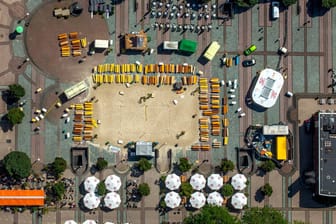 "Essen karibisch" auf dem Kennedyplatz: Der zentrale Platz in der Innenstadt von Essen wird in den nächsten Tagen zu einem Strand umfunktioniert. (Archivbild)