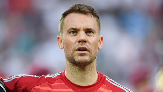 Sieht noch keinen Anlass wegen der Suche nach neuen Spielern beim FC Bayern nervös zu werden: Manuel Neuer. Sieht noch keinen Anlass wegen der Suche nach neuen Spielern beim FC Bayern nervös zu werden: Manuel Neuer.