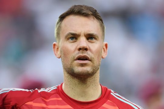 Sieht noch keinen Anlass wegen der Suche nach neuen Spielern beim FC Bayern nervös zu werden: Manuel Neuer.