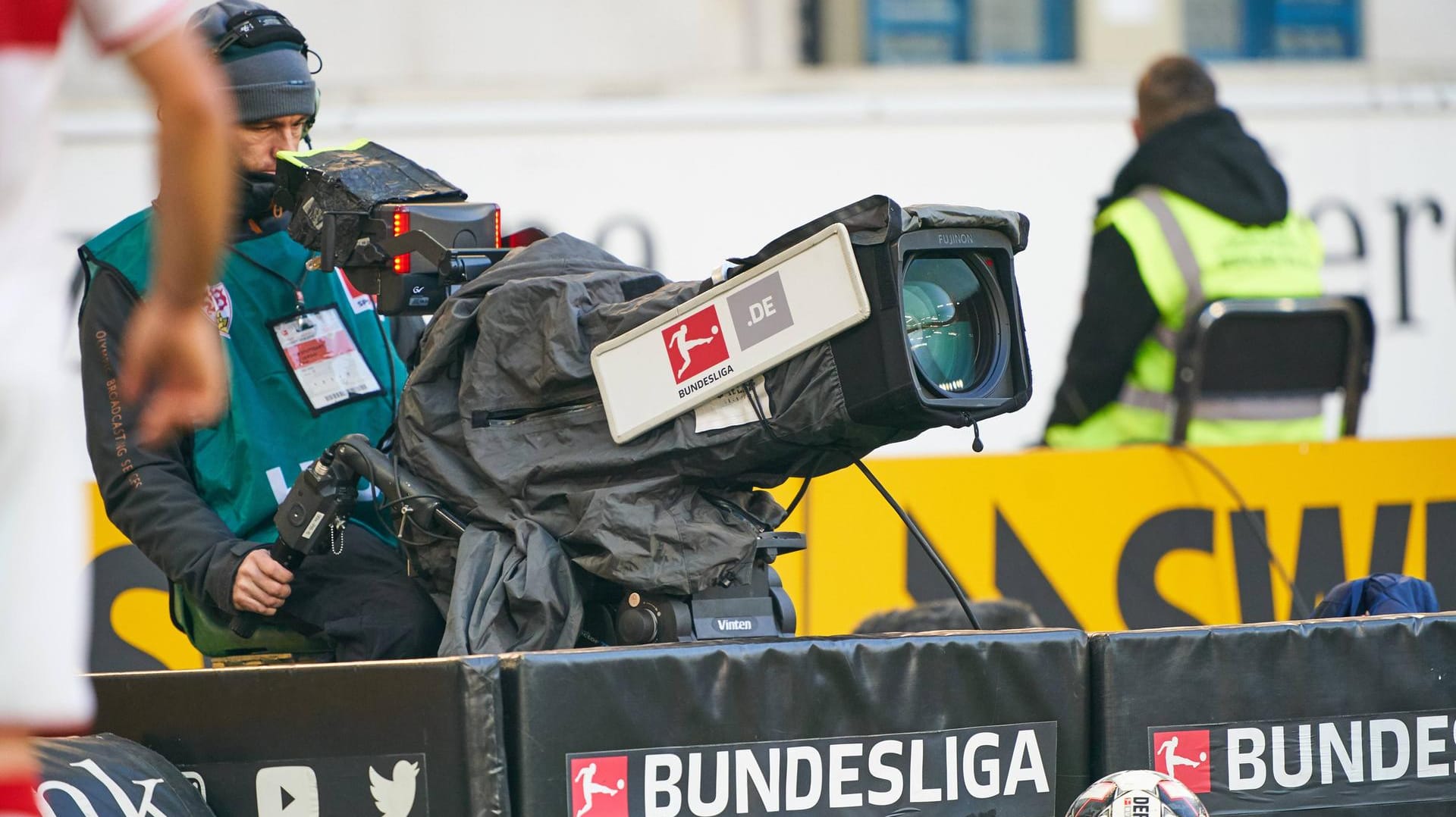 Ein Kameramann beim Spiel Stuttgart gegen Leipzig: Die Bildrechte an einigen Bundesliga-Spielen ändern sich erneut.