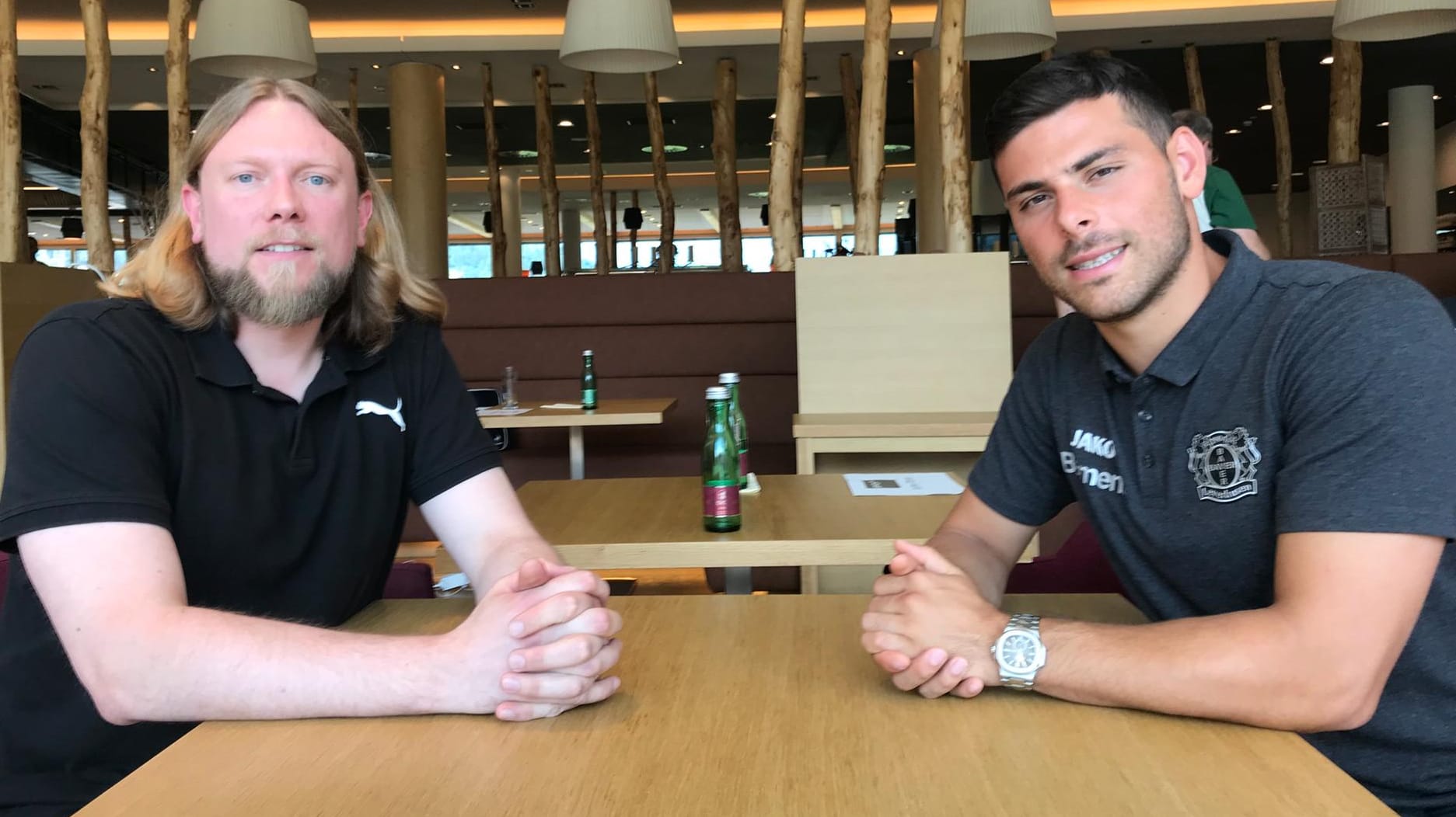 t-online.de-Sportredakteur Alexander Kohne (l.) traf Kevin Volland während des Trainingslagers der Leverkusener in Zell am See und Kaprun in Österreich.