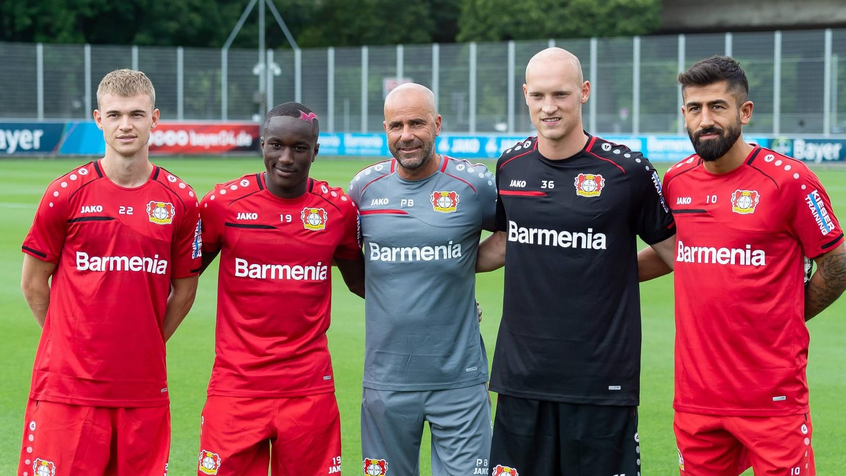 Bayer-Coach Peter Bosz (M.) mit den Neuzugängen (v. l.) Daley Sinkgraven (für fünf Millionen Euro von Ajax verpflichtet), Moussa Diaby (15 Mio./Paris), dem von einer Leihe nach Sandhausen zurückgekehrten Niklas Lomb und Kerem Demirbay (32 Mio./Hoffenheim).