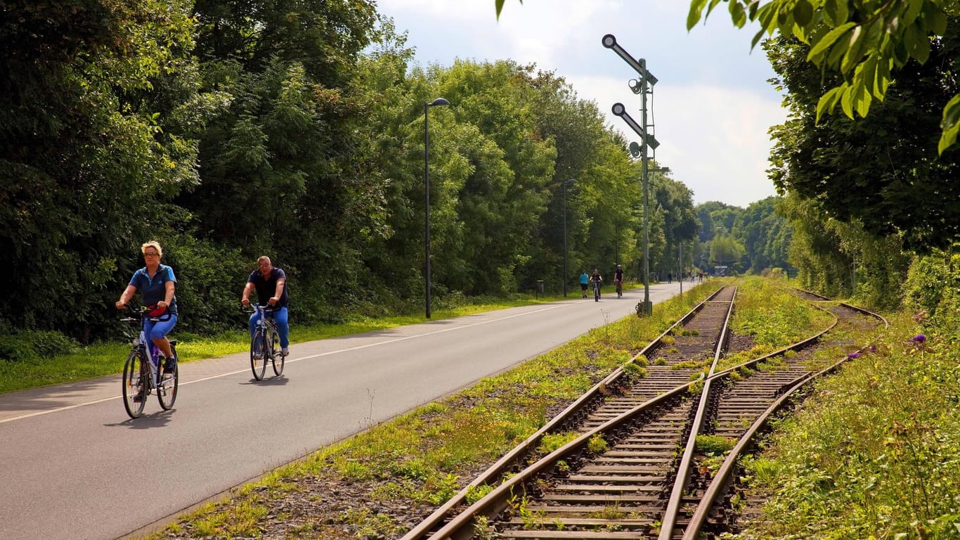 Fahrradfahrer auf der Nordbahntrasse: Die ehemalige Bahntrasse in Wuppertal ist beliebt bei Radfahrern.