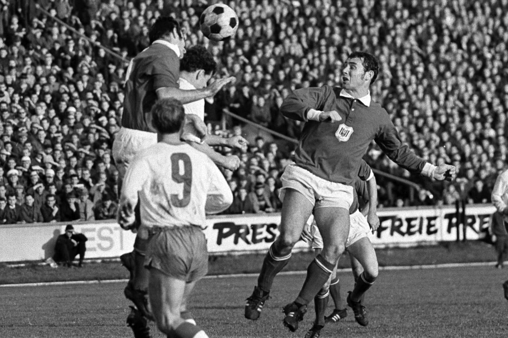 Szene aus dem Europapokalspiel zwischen Karl-Marx-Stadt (in weiß) und dem RSC Anderlecht 1967.