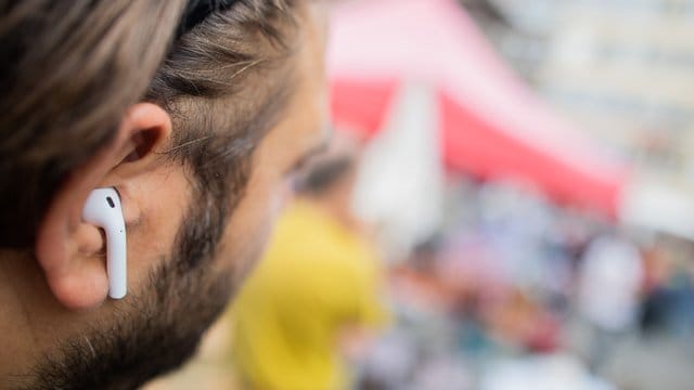 Einkaufen, Bahn fahren, Freunde treffen oder die Kinder von der Schule abholen - immer mehr Leute machen das alles mit Kopfhörern im Ohr. Einkaufen, Bahn fahren, Freunde treffen oder die Kinder von der Schule abholen - immer mehr Leute machen das alles mit Kopfhörern im Ohr.