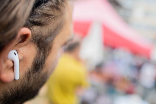 Einkaufen, Bahn fahren, Freunde treffen oder die Kinder von der Schule abholen - immer mehr Leute machen das alles mit Kopfhörern im Ohr.