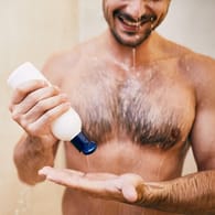 Ein Mann unter der Dusche: Nicht alle getesteten Duschgele kann "Öko-Test" empfehlen.