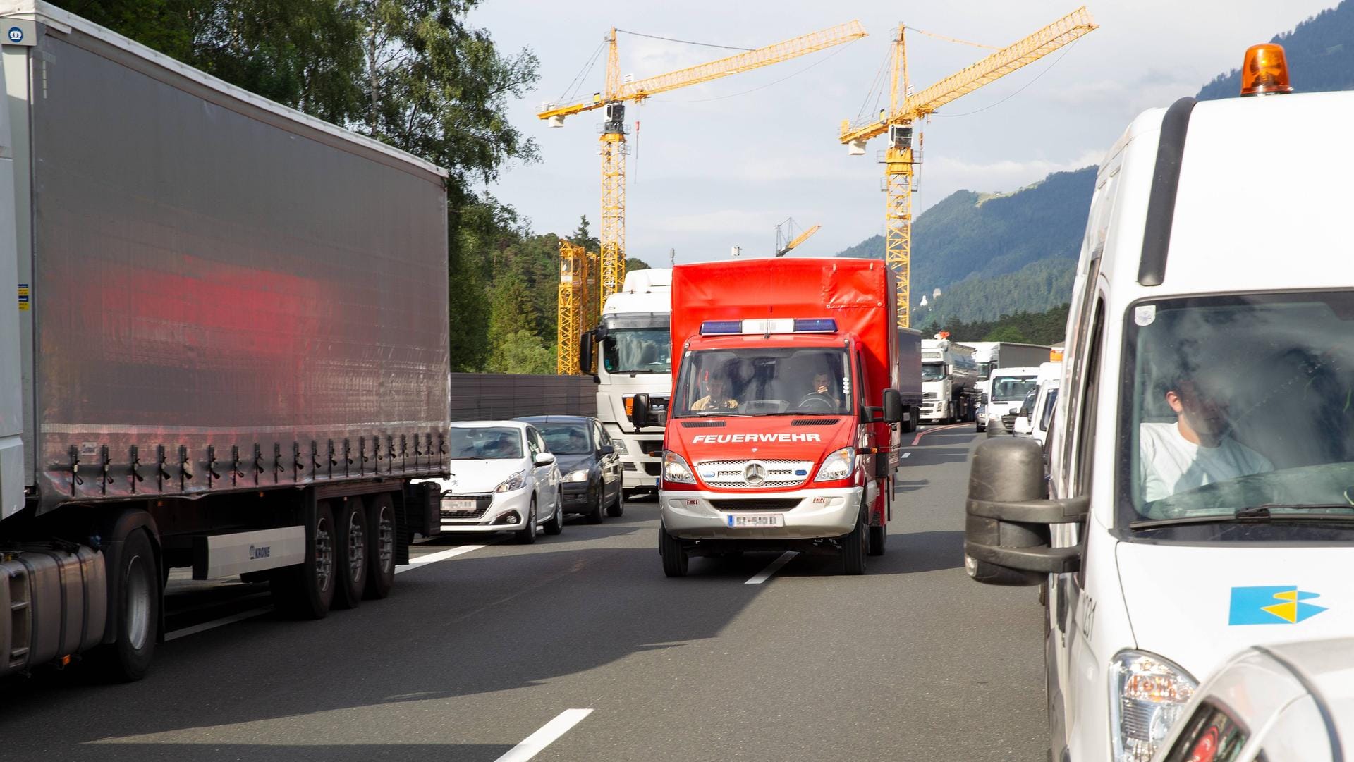 Feuerwehr fährt durch eine Rettungsgasse: Bei einem Unfall nahe Heilbronn hatten Einsatzkräfte es nicht leicht. (Symbolbild) Feuerwehr fährt durch eine Rettungsgasse: Bei einem Unfall nahe Heilbronn hatten Einsatzkräfte es nicht leicht. (Symbolbild)