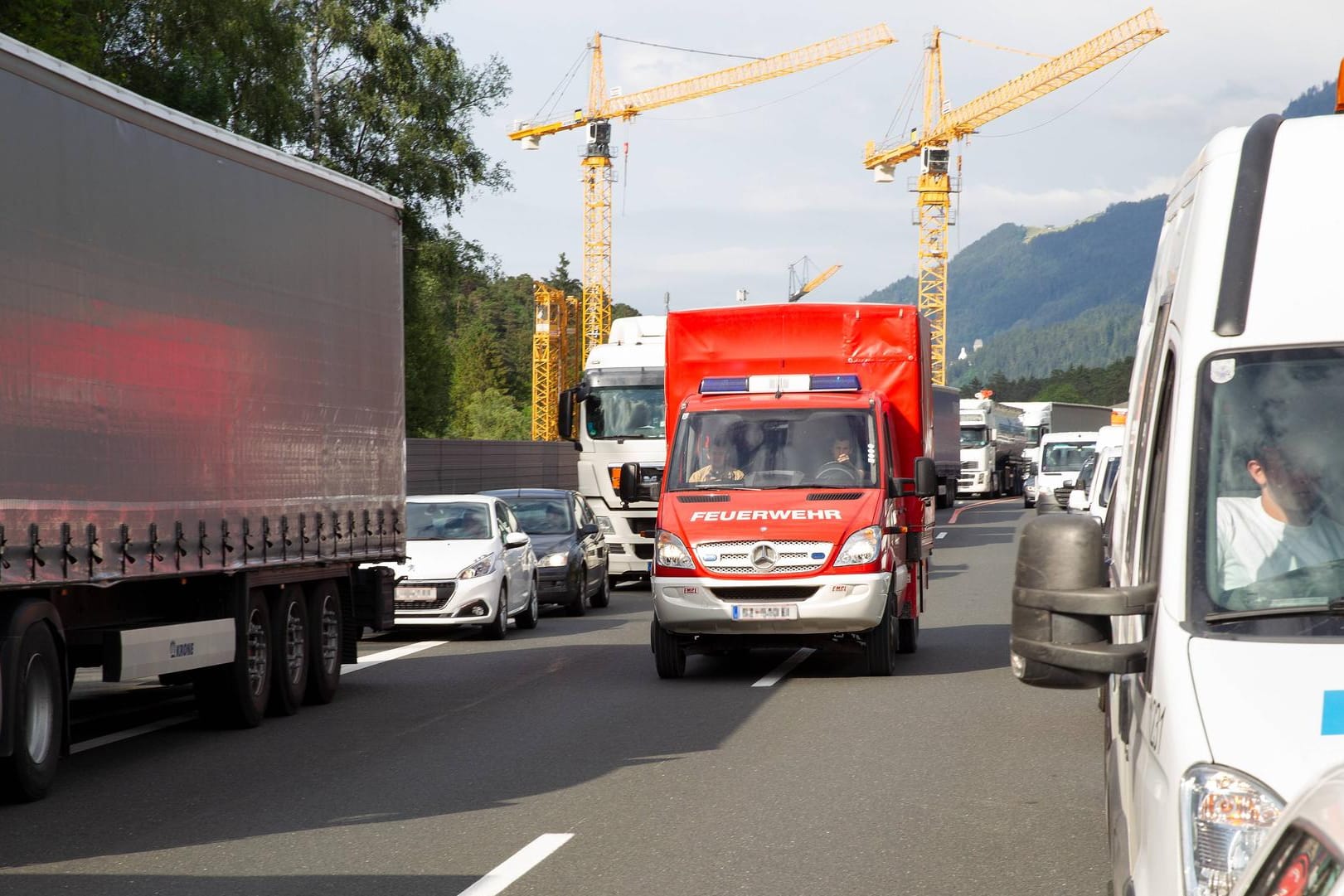 Feuerwehr fährt durch eine Rettungsgasse: Bei einem Unfall nahe Heilbronn hatten Einsatzkräfte es nicht leicht. (Symbolbild)