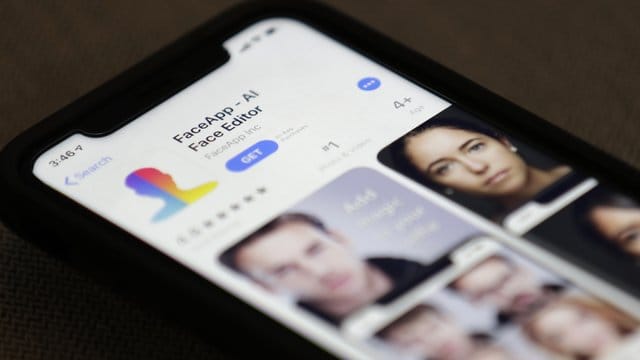 Die Anwendungssoftware FaceApp ist auf einem Smartphone installiert. Die Anwendungssoftware FaceApp ist auf einem Smartphone installiert.