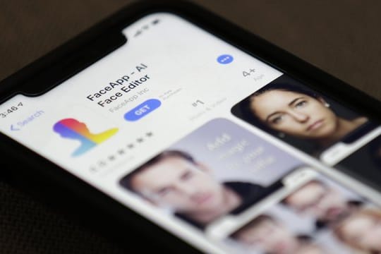 Die Anwendungssoftware FaceApp ist auf einem Smartphone installiert.