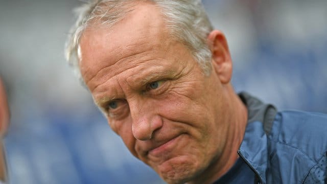 Freiburgs Trainer Christian Streich will noch einige Spieler abgeben, weil der Kader "noch zu groß ist. Freiburgs Trainer Christian Streich will noch einige Spieler abgeben, weil der Kader "noch zu groß ist.