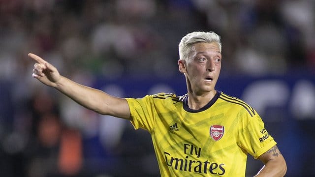 Färbte sich die Haare wegen einer verlorenen Wette: Mesut Özil beim Spiel gegen den FC Bayern. Färbte sich die Haare wegen einer verlorenen Wette: Mesut Özil beim Spiel gegen den FC Bayern.