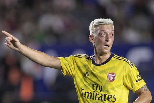 Färbte sich die Haare wegen einer verlorenen Wette: Mesut Özil beim Spiel gegen den FC Bayern.