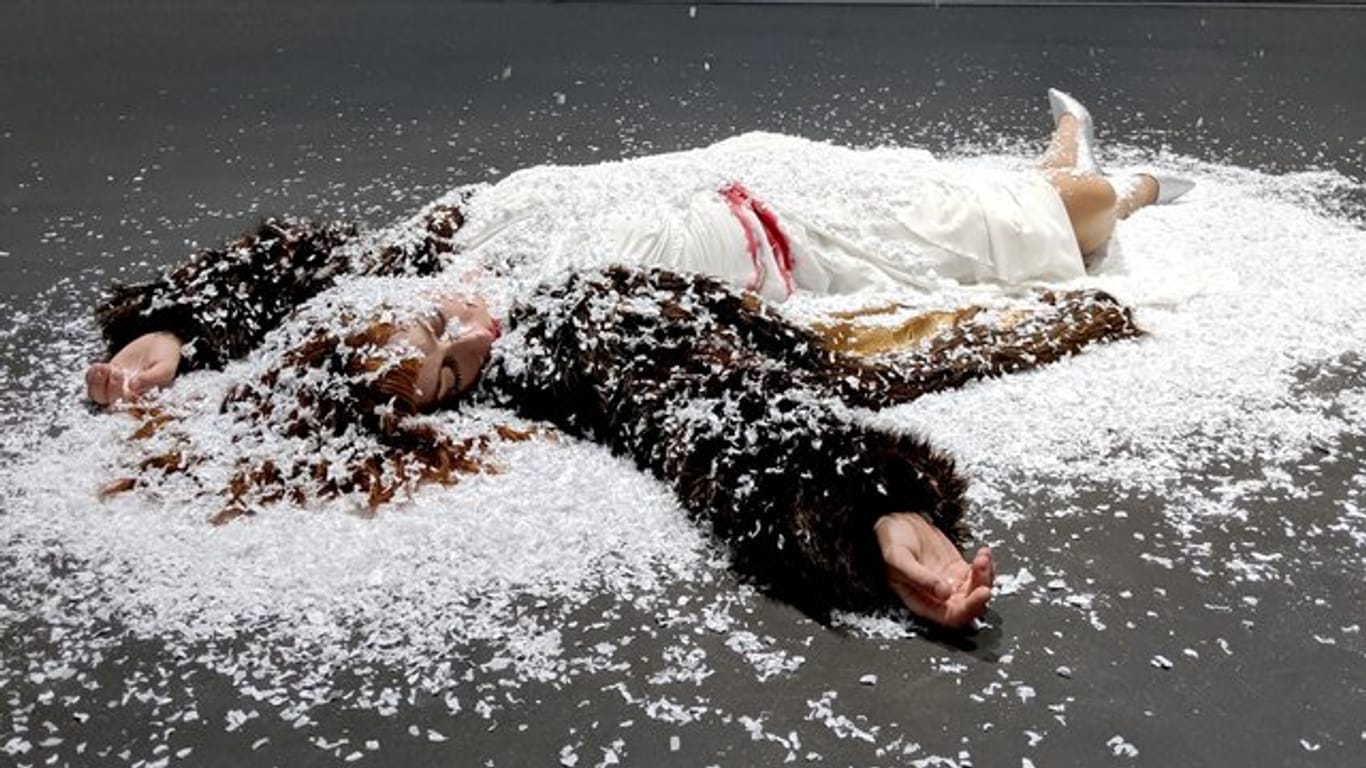 In der Performance "Der Tod einer Dame" stellt der isländische Künstler Ragnar Kjartansson eine Todesszene nach.
