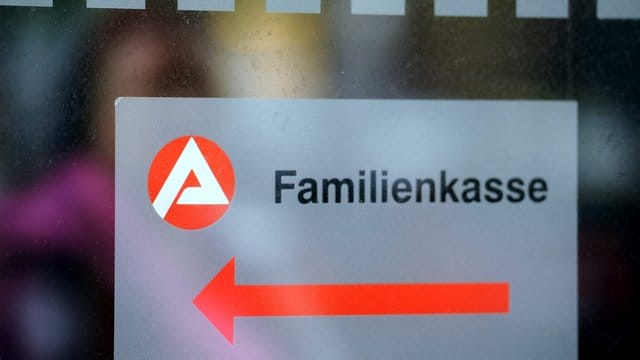 Die Familienkasse muss Kindergeld zahlen, solange sich das Kind in der Erstausbildung befindet. Die Familienkasse muss Kindergeld zahlen, solange sich das Kind in der Erstausbildung befindet.