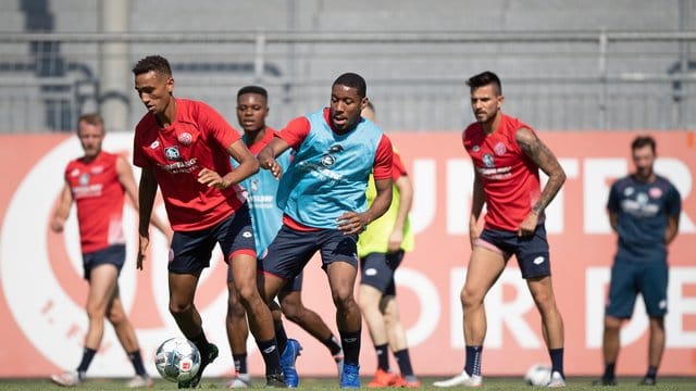 Die Mainzer Neuzugänge Ronaël Pierre-Gabriel (r) und Cyrill Akono beim Training im Kampf um den Ball. Die Mainzer Neuzugänge Ronaël Pierre-Gabriel (r) und Cyrill Akono beim Training im Kampf um den Ball.