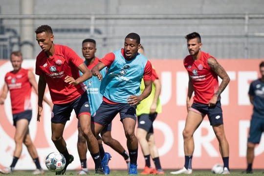 Die Mainzer Neuzugänge Ronaël Pierre-Gabriel (r) und Cyrill Akono beim Training im Kampf um den Ball.