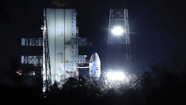 Die Raumsonde "Chandrayaan-2" steht nach dem abgesagten Start am 15. Die Raumsonde "Chandrayaan-2" steht nach dem abgesagten Start am 15.