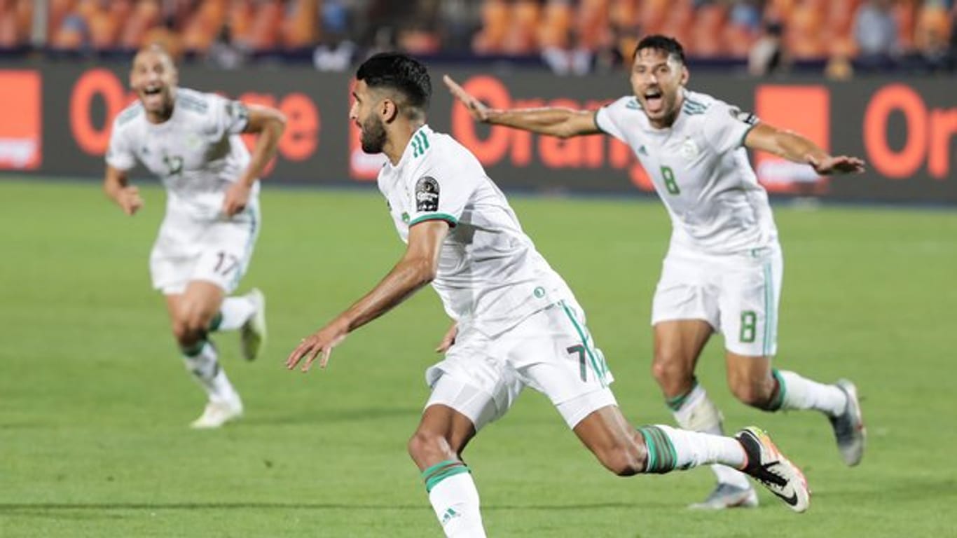 Riyad Mahrez (M) schoss Algerien ins Finale des Afrika-Cups.