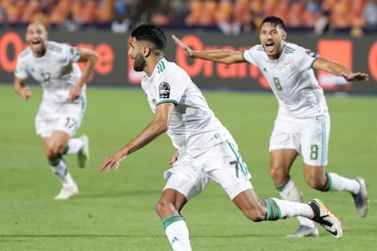 Riyad Mahrez (M) schoss Algerien ins Finale des Afrika-Cups.