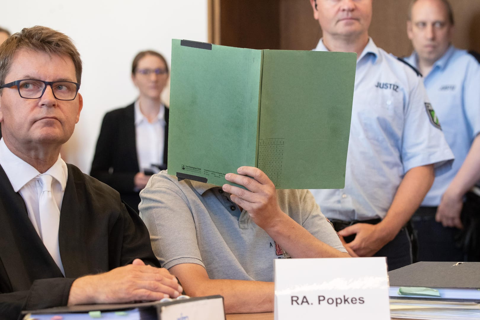 Der 49-jährige Angeklagten wurde zu zwei Jahren auf Bewährung verurteilt. Die Staatsanwaltschaft wollte ihn im Gefängnis sehen. Und legt nun Revision ein.