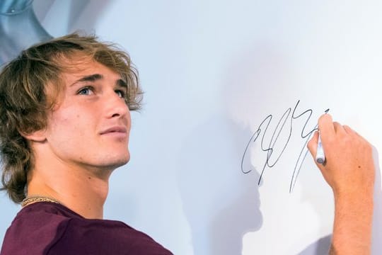 Alexander Zverev signiert während der Pressekonferenz der European Open in Hamburg eine Wand.