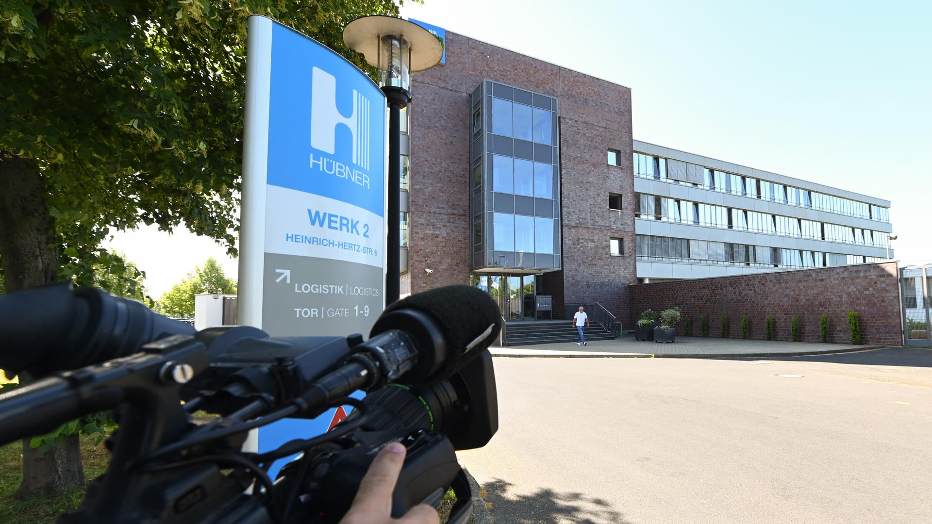 Der Bahntechnik-Hersteller Hübner: Auf dem Gelände fanden Ermittler nach Vernehmungen von E. ein Waffendepot.