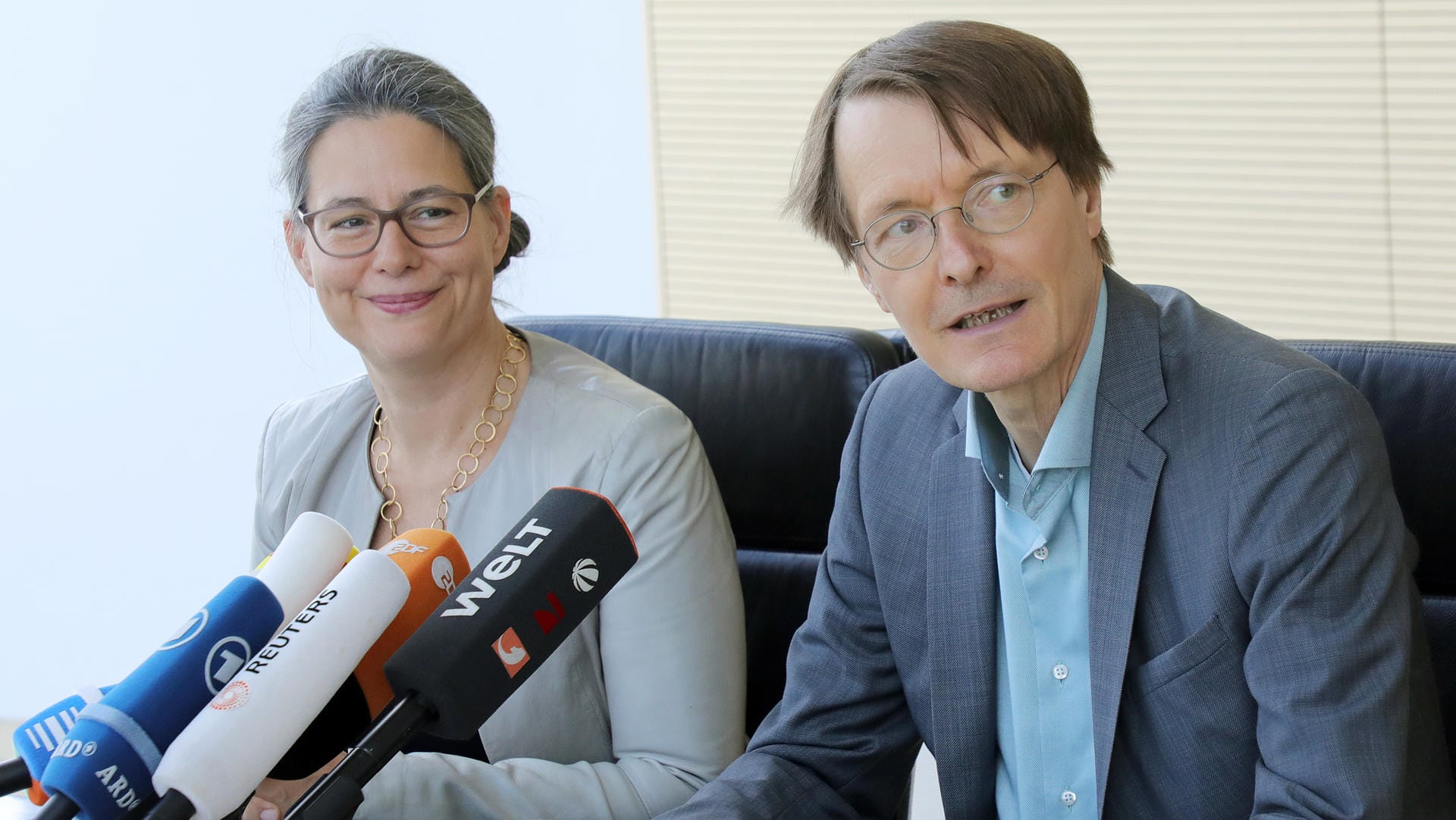 Nina Scheer und Karl Lauterbach auf einer Pressekonferenz