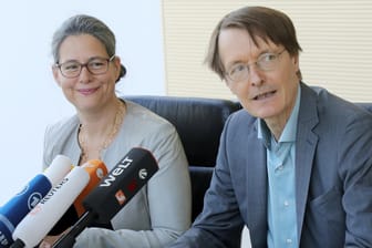 Nina Scheer und Karl Lauterbach auf einer Pressekonferenz