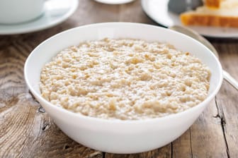Porridge: Viele essen den Haferschleim zum Frühstück.