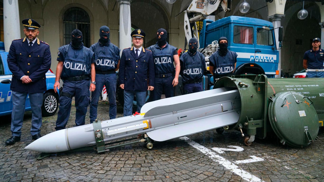 Polizisten mit ihrem spektakulren Fund: Ein über 250 Kilogamm schwere Luft-Luft-Rakete vom Typ Matra Super 530F.