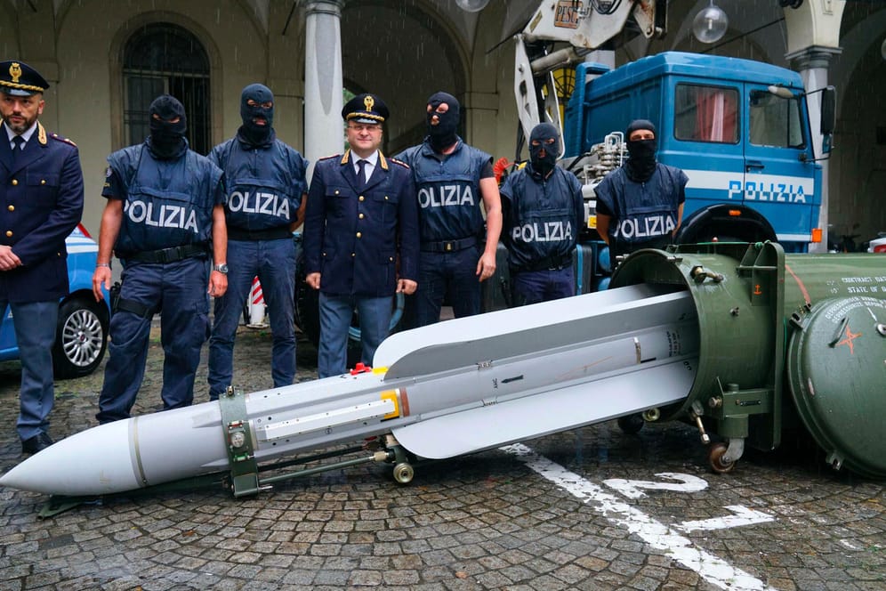 Polizisten mit ihrem spektakulren Fund: Ein über 250 Kilogamm schwere Luft-Luft-Rakete vom Typ Matra Super 530F.