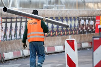 Ein Bauarbeiter trägt ein Stahlrohr: Wuppertal ist bei Arbeitssuchenden laut der Auswertung eines Jobsuche-Portals nicht besonders beliebt.
