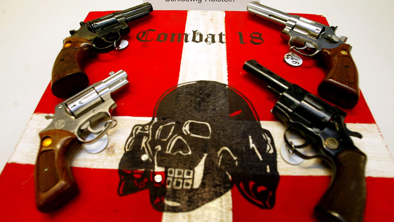 Konfiszierte Waffen und Propagandamaterial von "Combat 18": E. stand jahrelang in Verbindung mit zentralen Figuren der Gruppe.
