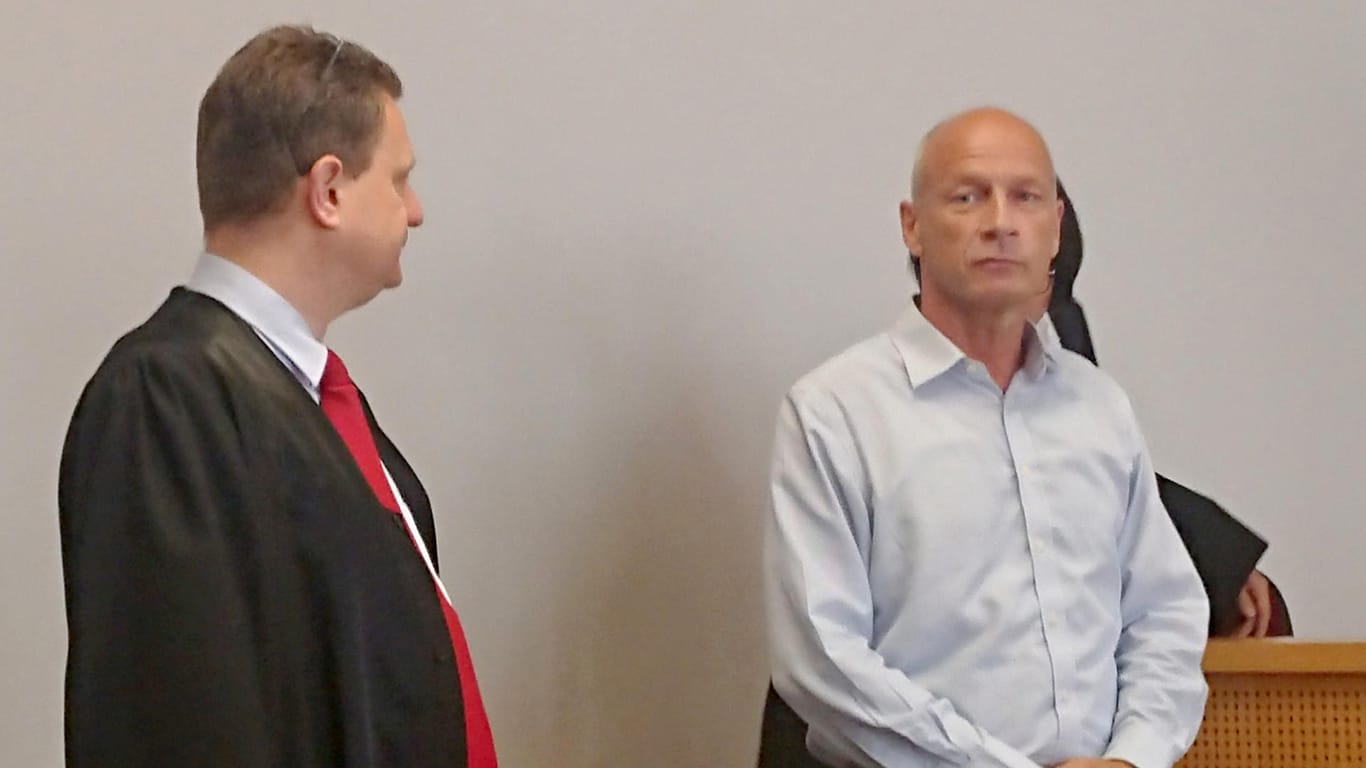 Gerd Walther steht im Gerichtssaal neben seinem Anwalt