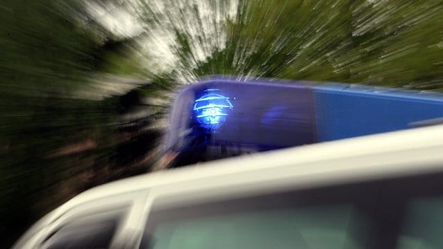 Das Blaulicht eines Polizei-Einsatzfahrzeuges leuchtet: Die A4 wurde nach einem Verkehrsunfall bei Eisenach gesperrt. (Symbolbild)