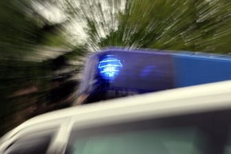 Das Blaulicht eines Polizei-Einsatzfahrzeuges leuchtet: Die A4 wurde nach einem Verkehrsunfall bei Eisenach gesperrt. (Symbolbild)